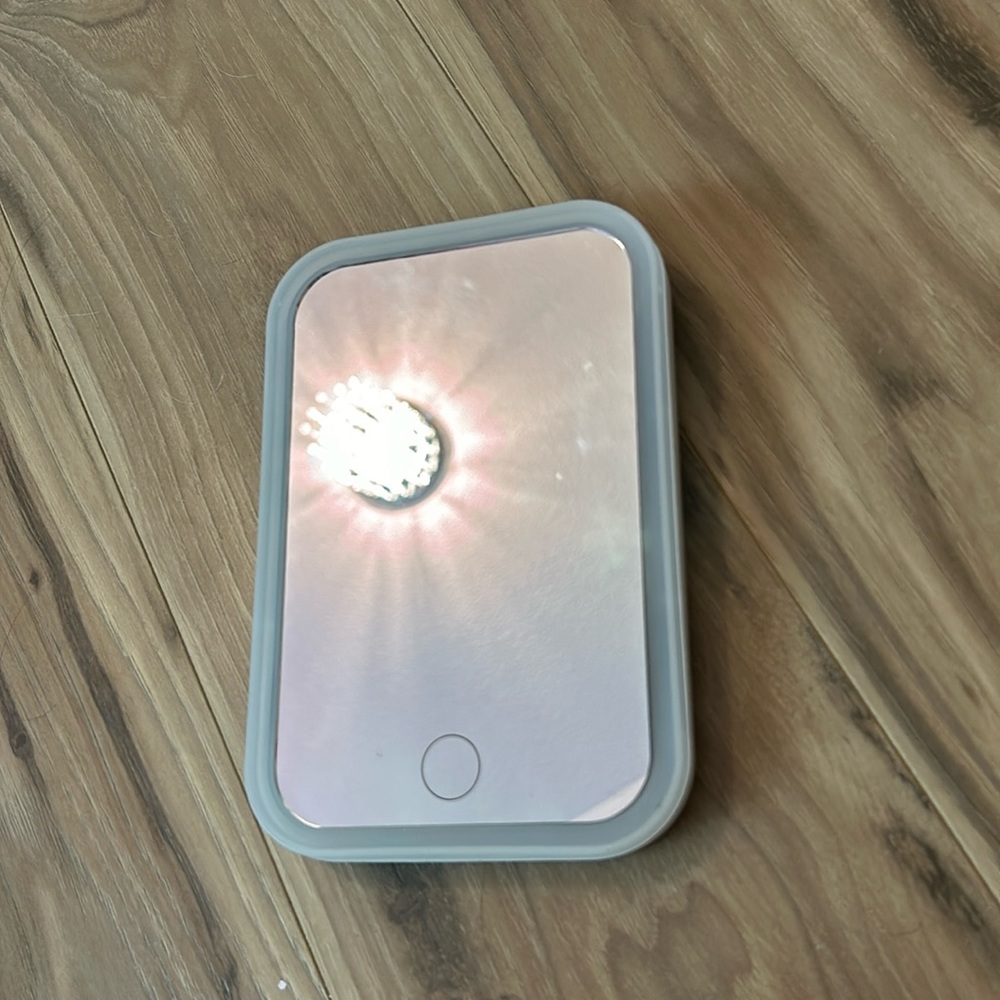 selling a 7 by 4 inch aesthetic vanity mirror!